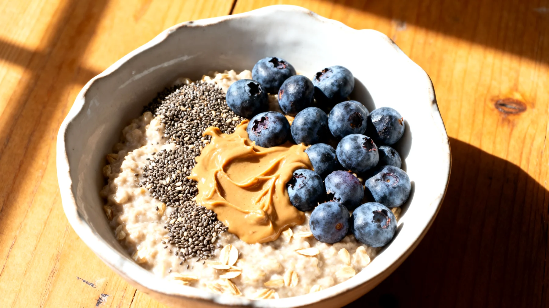 Porridge di avena con semi di chia, burro di mandorle e mirtilli"
