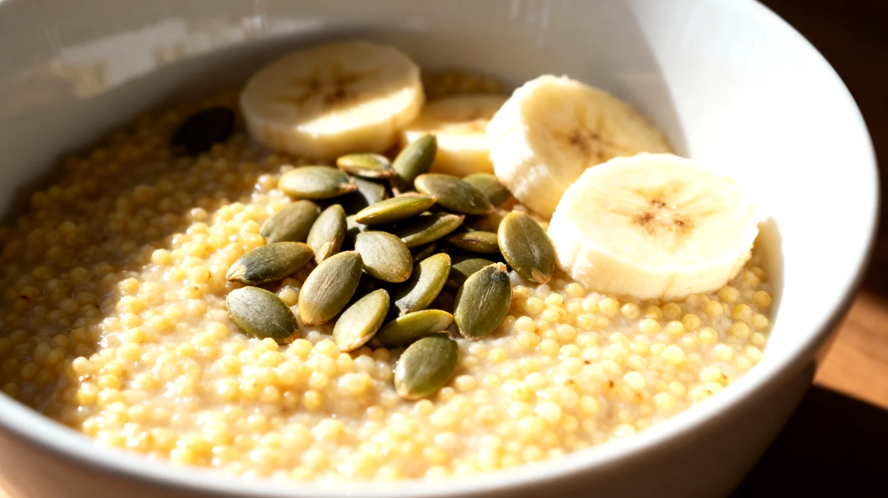 Porridge di miglio con semi di zucca e banana"