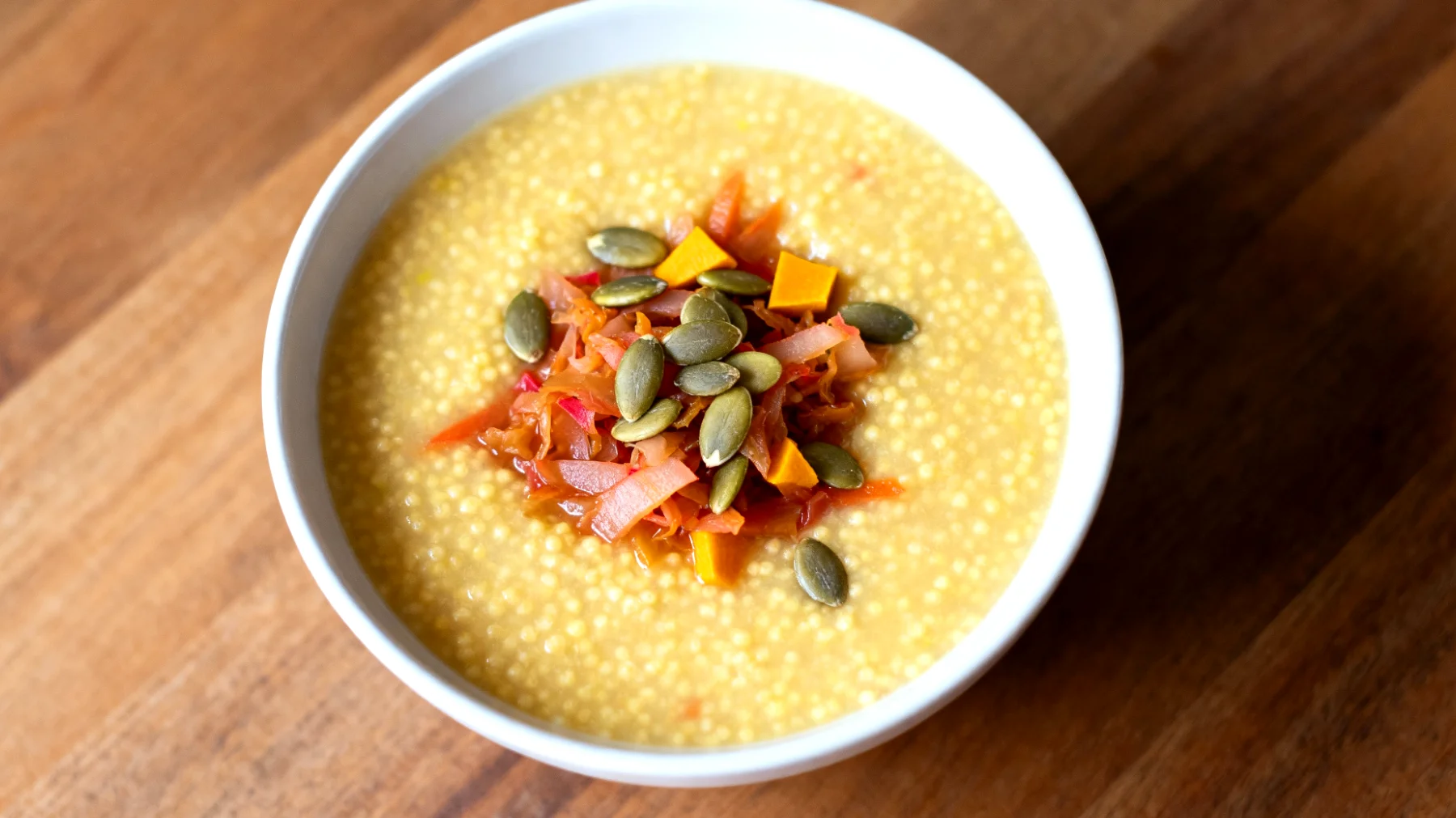 Zuppa di miglio con verdure fermentate e semi di zucca"