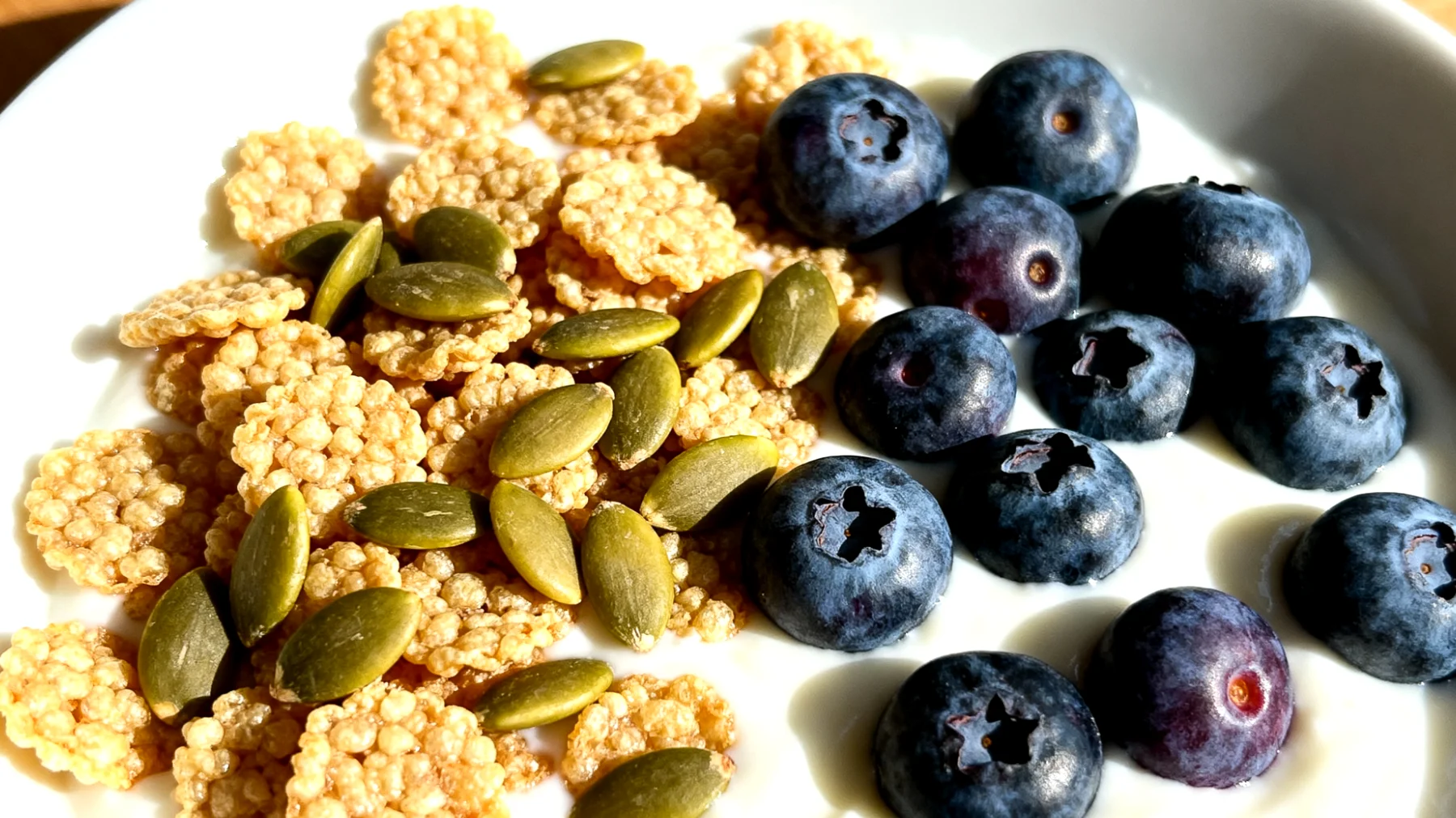 Amaranto soffiato con yogurt greco, semi di zucca e mirtilli"