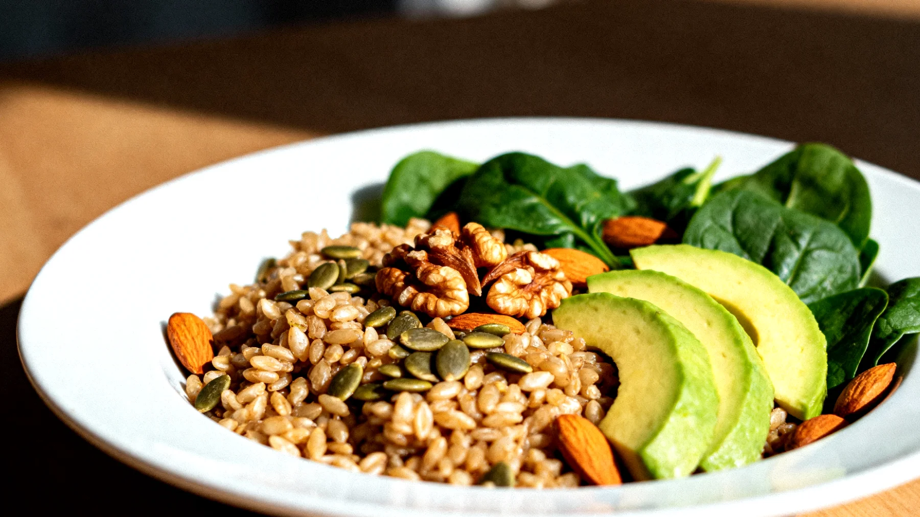 Insalata di farro con noci, avocado, spinacini e semi di zucca"